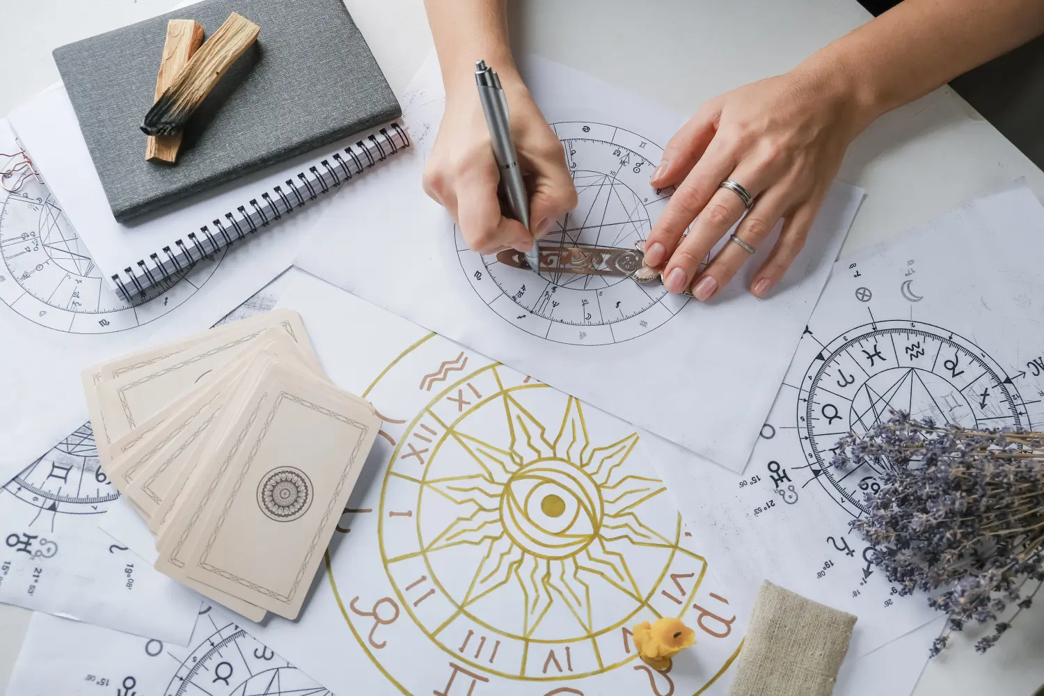 Astrologe berechnet Geburtshoroskop und macht eine Prognose des Schicksals.Tarot-Karten, Wahrsagerei auf Tarot-Karten magischen Kristall, Okkultismus, Esoterik Hintergrund. Wahrsagen, Tarot-Vorhersagen.
